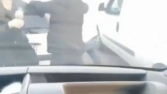 Trafikte yol verme kavgası ringleri aratmadı, o anlar kameralarda