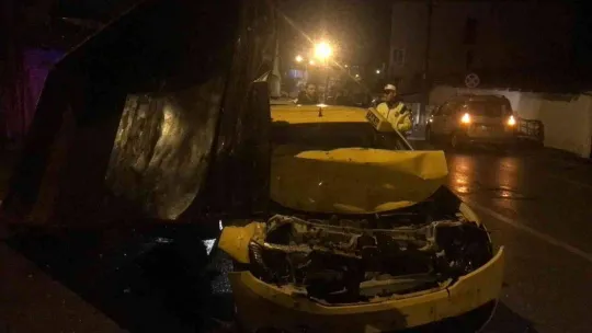 Traktör römorkuna çarpan taksi şoförü yara almadan kurtuldu