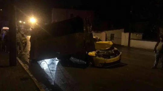 Traktör römorkuna çarpan taksi şoförü yara almadan kurtuldu