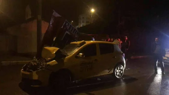 Traktör römorkuna çarpan taksi şoförü yara almadan kurtuldu