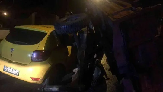 Traktör römorkuna çarpan taksi şoförü yara almadan kurtuldu