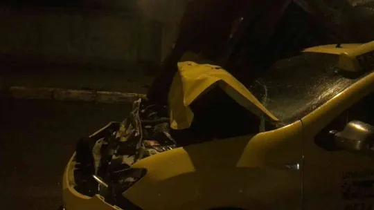 Traktör römorkuna çarpan taksi şoförü yara almadan kurtuldu