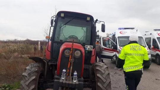Traktöre çarpan otomobilde 3 kişi yaralandı