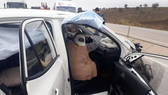 Traktöre çarpan otomobilde 3 kişi yaralandı