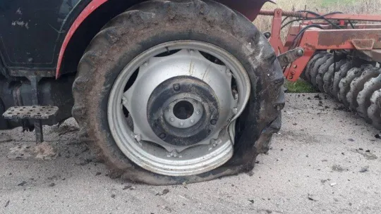 Traktöre çarpan otomobilde 3 kişi yaralandı
