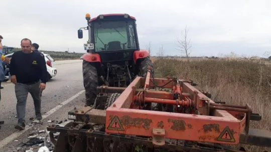 Traktöre çarpan otomobilde 3 kişi yaralandı