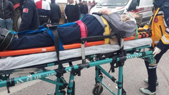 Traktöre çarpan otomobilde 3 kişi yaralandı