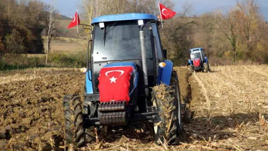 Traktörünün deposunu dolduran tarlasına koştu