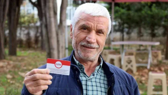 Traktörünün deposunu dolduran tarlasına koştu