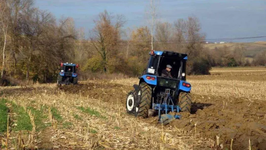 Traktörünün deposunu dolduran tarlasına koştu