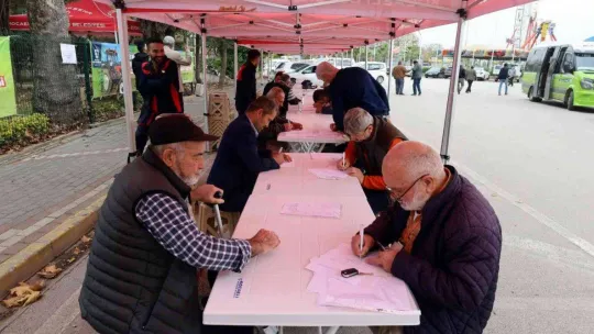 Traktörünün deposunu dolduran tarlasına koştu