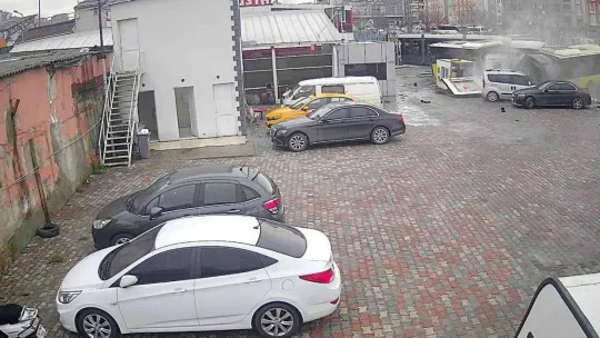 Tramvay kazasından inanılmaz kurtuluş kamerada: Kulübe üzerine yıkıldı