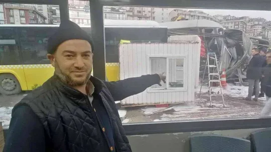 Tramvay kazasından inanılmaz kurtuluş kamerada: Kulübe üzerine yıkıldı