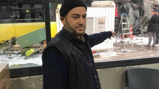 Tramvay kazasından inanılmaz kurtuluş kamerada: Kulübe üzerine yıkıldı