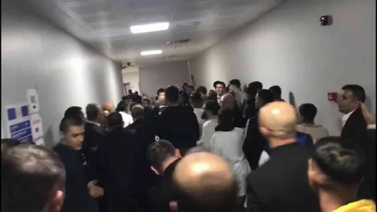 Tribünden atlayan seyircilerle özel güvenlik arasında çıkan kavgada yumruklar havada uçuştu