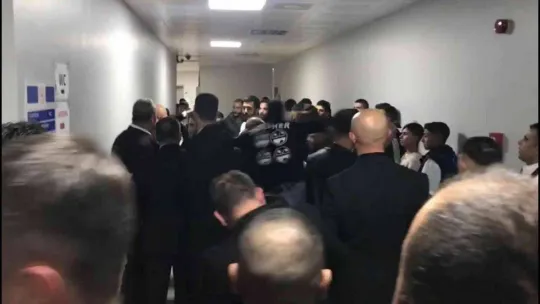 Tribünden atlayan seyircilerle özel güvenlik arasında çıkan kavgada yumruklar havada uçuştu