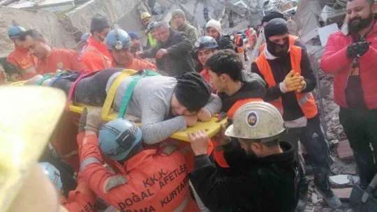 TTK Kandilli ekibi 2 kişiyi enkazdan kurtardı