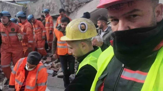 TTK Kandilli ekibi 2 kişiyi enkazdan kurtardı