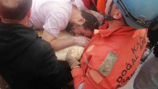 TTK Kandilli ekibi 2 kişiyi enkazdan kurtardı