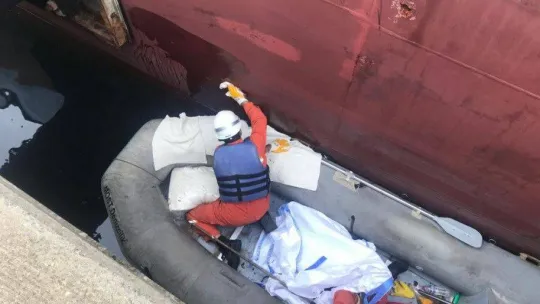 Tüpraş limanında denize asfalt zifti dökülmüştü, deniz temizlendi