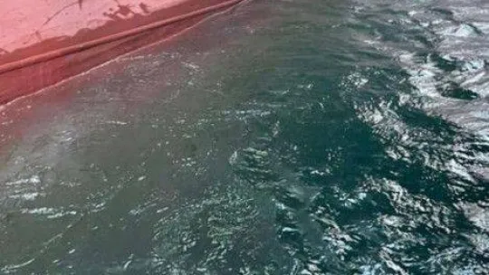 Tüpraş limanında denize asfalt zifti dökülmüştü, deniz temizlendi
