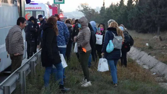 Turistleri taşıyan tur otobüsünün şoförü, TEM'de iki araç arasında kalarak can verdi