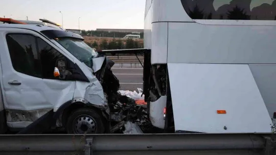 Turistleri taşıyan tur otobüsünün şoförü, TEM'de iki araç arasında kalarak can verdi