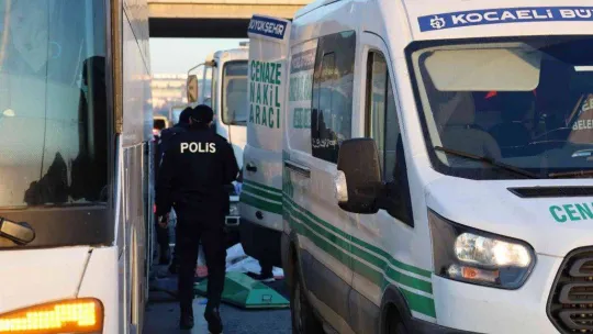 Turistleri taşıyan tur otobüsünün şoförü, TEM'de iki araç arasında kalarak can verdi