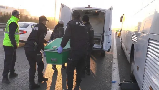 Turistleri taşıyan tur otobüsünün şoförü, TEM'de iki araç arasında kalarak can verdi