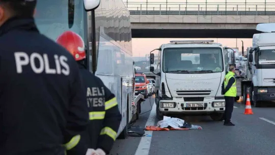 Turistleri taşıyan tur otobüsünün şoförü, TEM'de iki araç arasında kalarak can verdi