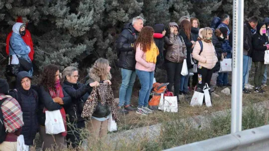 Turistleri taşıyan tur otobüsünün şoförü, TEM'de iki araç arasında kalarak can verdi