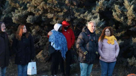 Turistleri taşıyan tur otobüsünün şoförü, TEM'de iki araç arasında kalarak can verdi