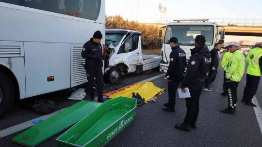 Turistleri taşıyan tur otobüsünün şoförü, TEM'de iki araç arasında kalarak can verdi