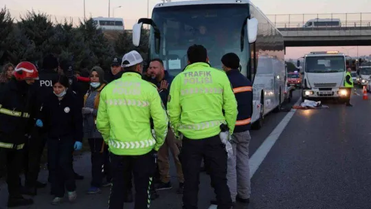 Turistleri taşıyan tur otobüsünün şoförü, TEM'de iki araç arasında kalarak can verdi