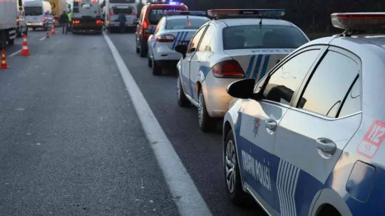 Turistleri taşıyan tur otobüsünün şoförü, TEM'de iki araç arasında kalarak can verdi