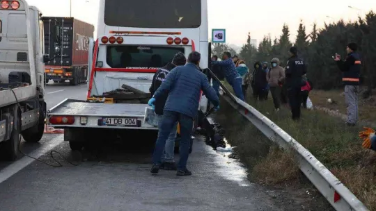 Turistleri taşıyan tur otobüsünün şoförü, TEM'de iki araç arasında kalarak can verdi