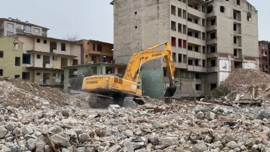 Türk bayrağı için yıkım durdurup kepçe üstüne çıkmıştı, o anları anlattı