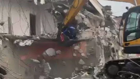 Türk bayrağı için yıkım durdurup kepçe üstüne çıkmıştı, o anları anlattı