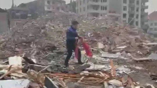 Türk bayrağı için yıkım durdurup kepçe üstüne çıkmıştı, o anları anlattı