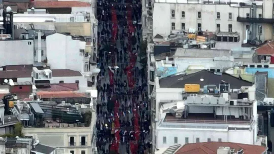 Türk bayraklarıyla donatılan İstiklal Caddesi dron ile görüntülendi