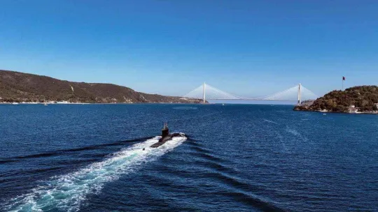 Türk denizaltısının Boğaz'dan geçişi dron ile görüntülendi