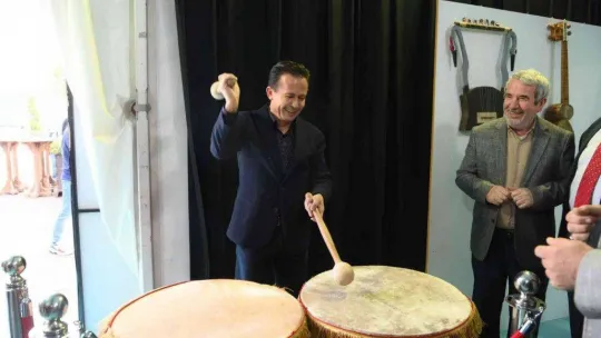 Türk Dünyası'nın geleneksel halk çalgıları Tuzla'da sergileniyor