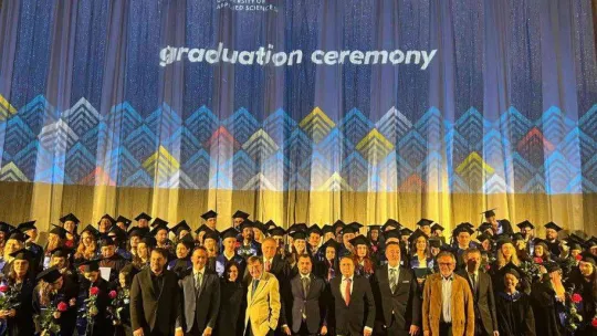 Türk eğitimcinin sahibi olduğu Almanya'daki üniversitede mezuniyet gururu