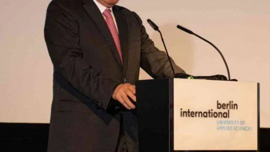 Türk eğitimcinin sahibi olduğu Almanya'daki üniversitede mezuniyet gururu