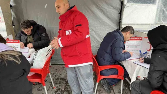 Türk Kızılay, depremzedelere destek olmak için tüm ekiplerini seferber etti