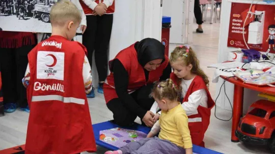 Türk Kızılay'ı gönüllüleri minik öğrencileri ziyaret etti