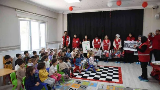 Türk Kızılay'ı gönüllüleri minik öğrencileri ziyaret etti