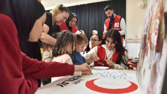 Türk Kızılay'ı gönüllüleri minik öğrencileri ziyaret etti