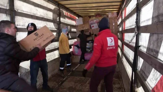 Türk Kızılayı lojistik deposundan deprem bölgesine yardım malzemeleri gönderiliyor