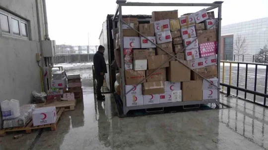 Türk Kızılayı lojistik deposundan deprem bölgesine yardım malzemeleri gönderiliyor